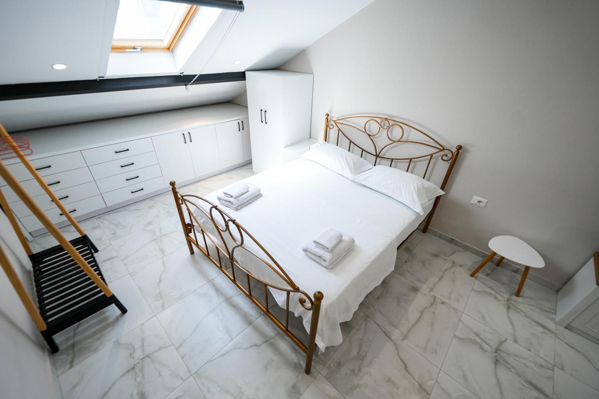 City Center Hideout - Studio Apartment Тирана Экстерьер фото