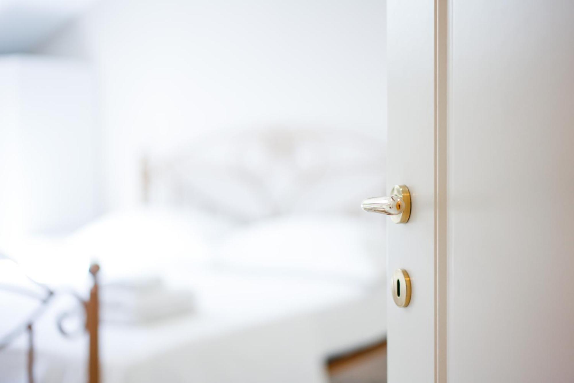 City Center Hideout - Studio Apartment Тирана Экстерьер фото