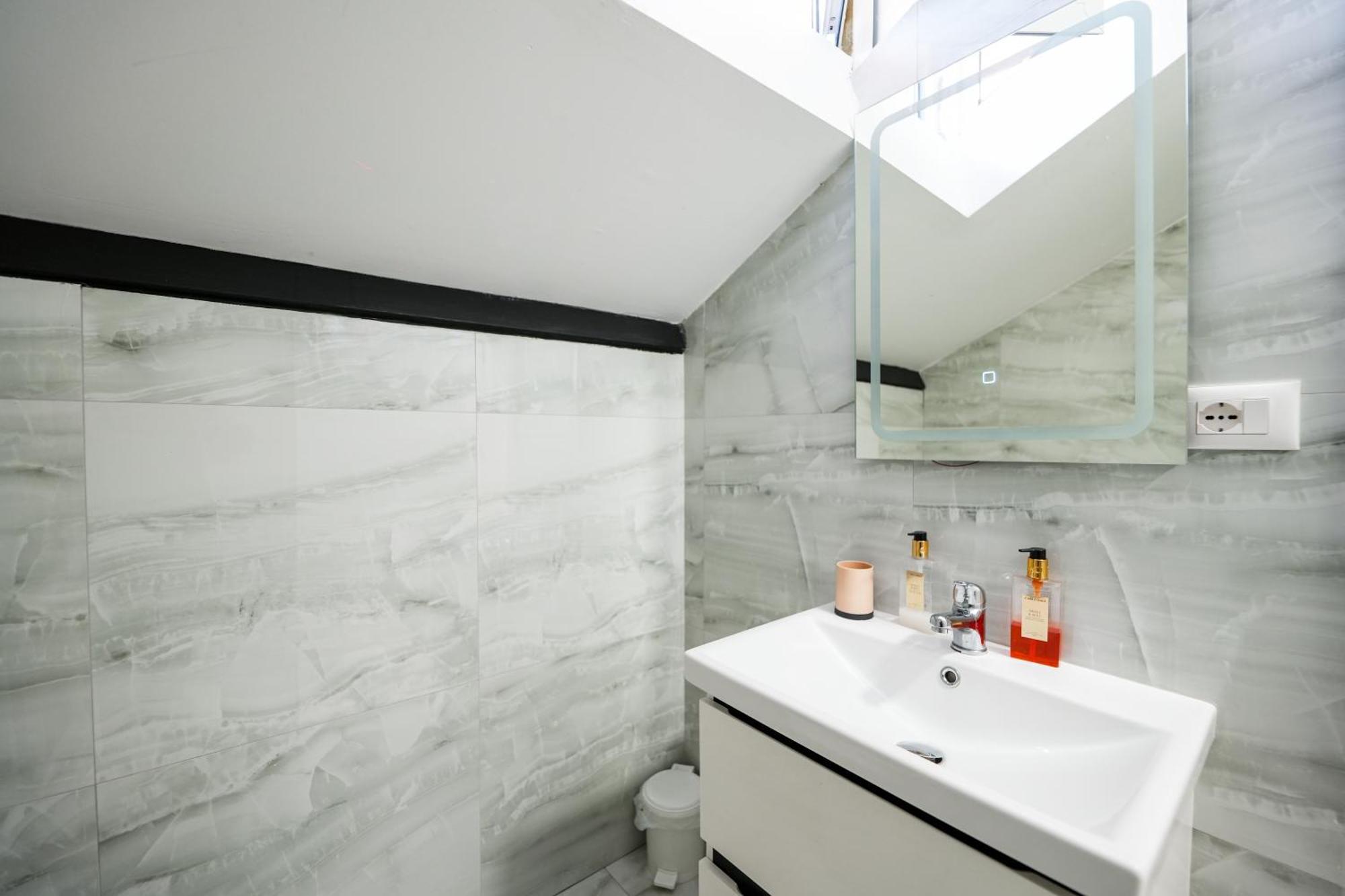 City Center Hideout - Studio Apartment Тирана Экстерьер фото